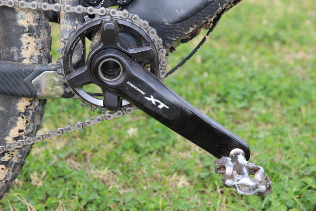 The all-black finish looks classy and hides the scratches well.